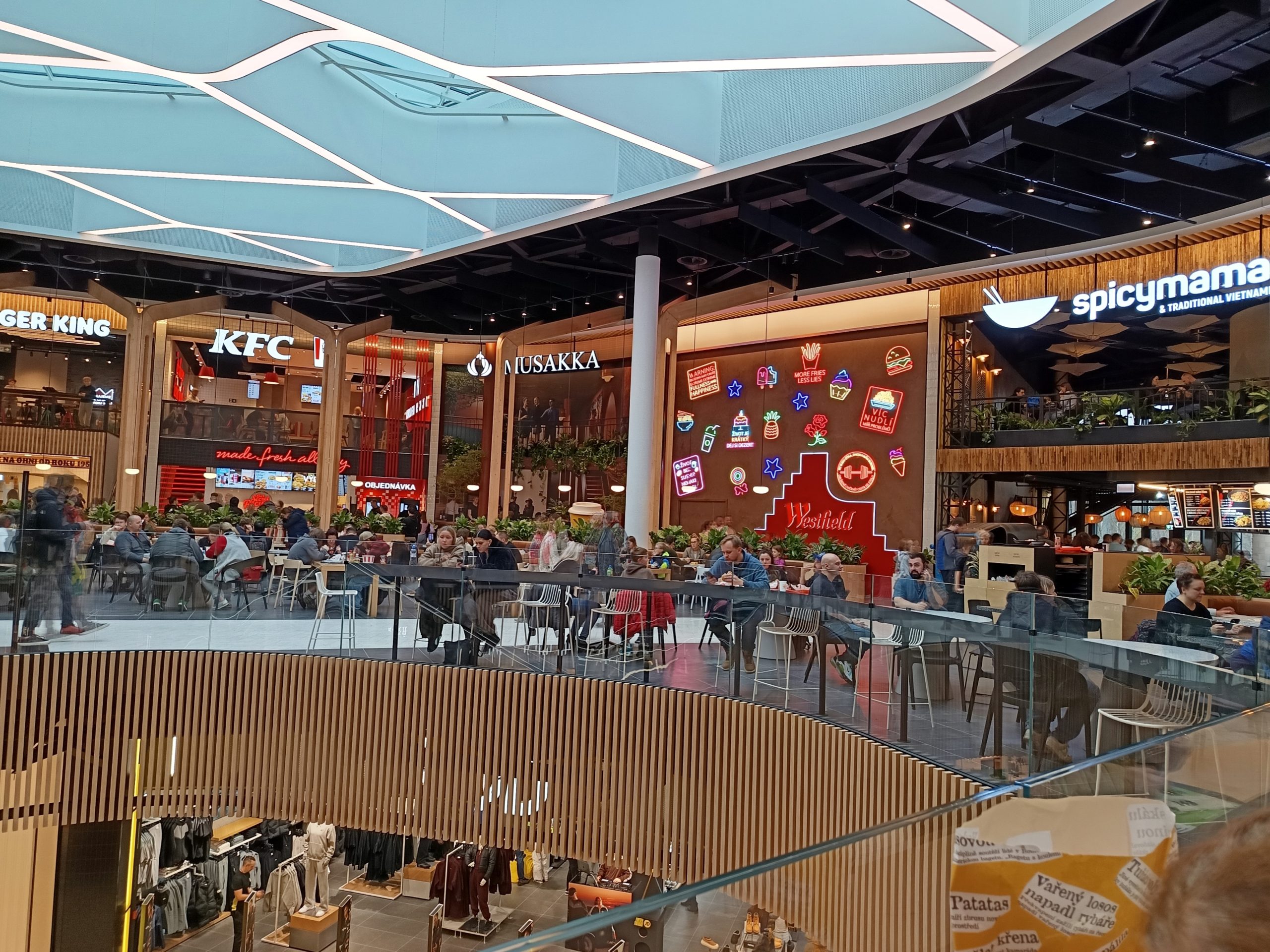 Food Court Centra Černý most po přestavbě | Epeníze Food Court Centra Černý most po přestavbě