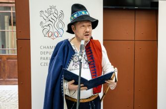 Politici v krojích