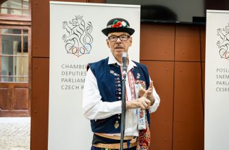 Politici v krojích