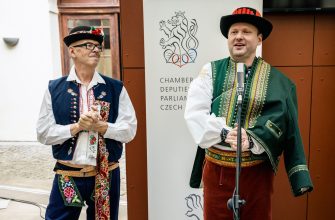 Politici v krojích
