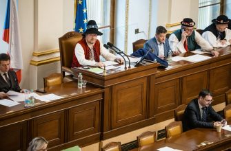 Politici v krojích